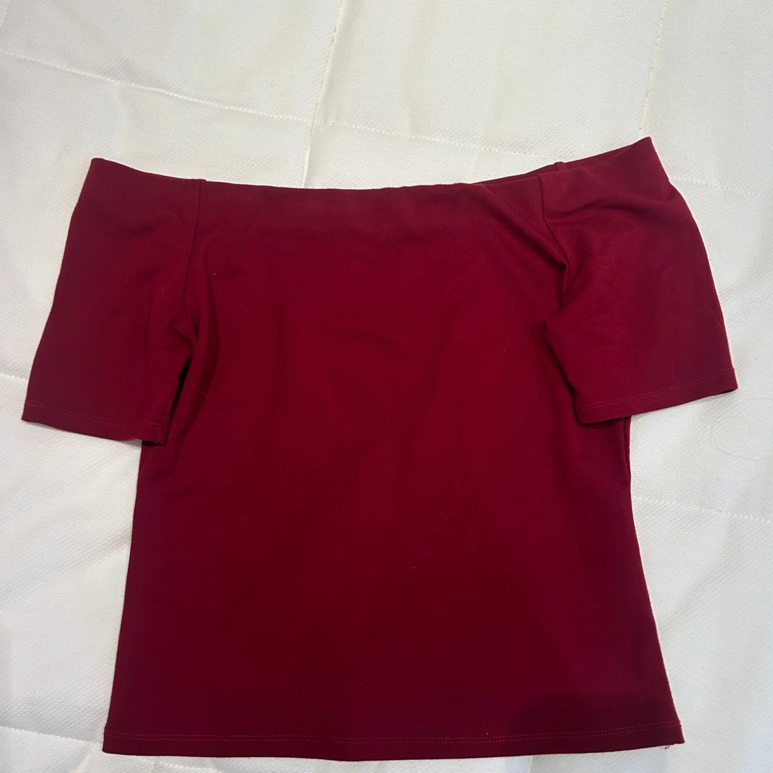 Vinröd off-shoulder tröja - 2