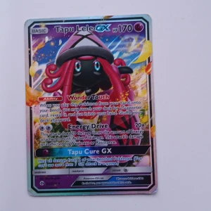 Tapu Lele GX Pokémonkort - Säljer ett Tapu Lele GX Pokémonkort med 170 HP. Kortet har förmågan Wonder Touch och attacker som Energy Drive och Tapu Cure GX. Perfekt för samlare eller spelare som vill förstärka sin kortlek.