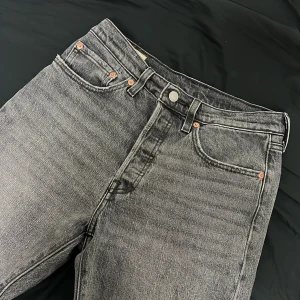 Gråa levis jeans - Köptde dessa stright levis jeans för 1150 kr men de kommer inte till användning, byxorna är i väldigt bra skick stroleken på jeansen är W26 L30 därav säljer jag dem för 500 går att diskutera vid snabb affär dock