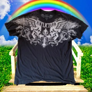 Affliction T-shirt - !!OVANLIG!! Vintage Affliction Winged Up som köptes här på Plick, det står 2XL men passar mer XL eftersom Affliction gjordes för MMA Atleter och skulle passa tajt. Om du letar efter en riktigt fet T-shirt nu för sommaren så är detta rätt.