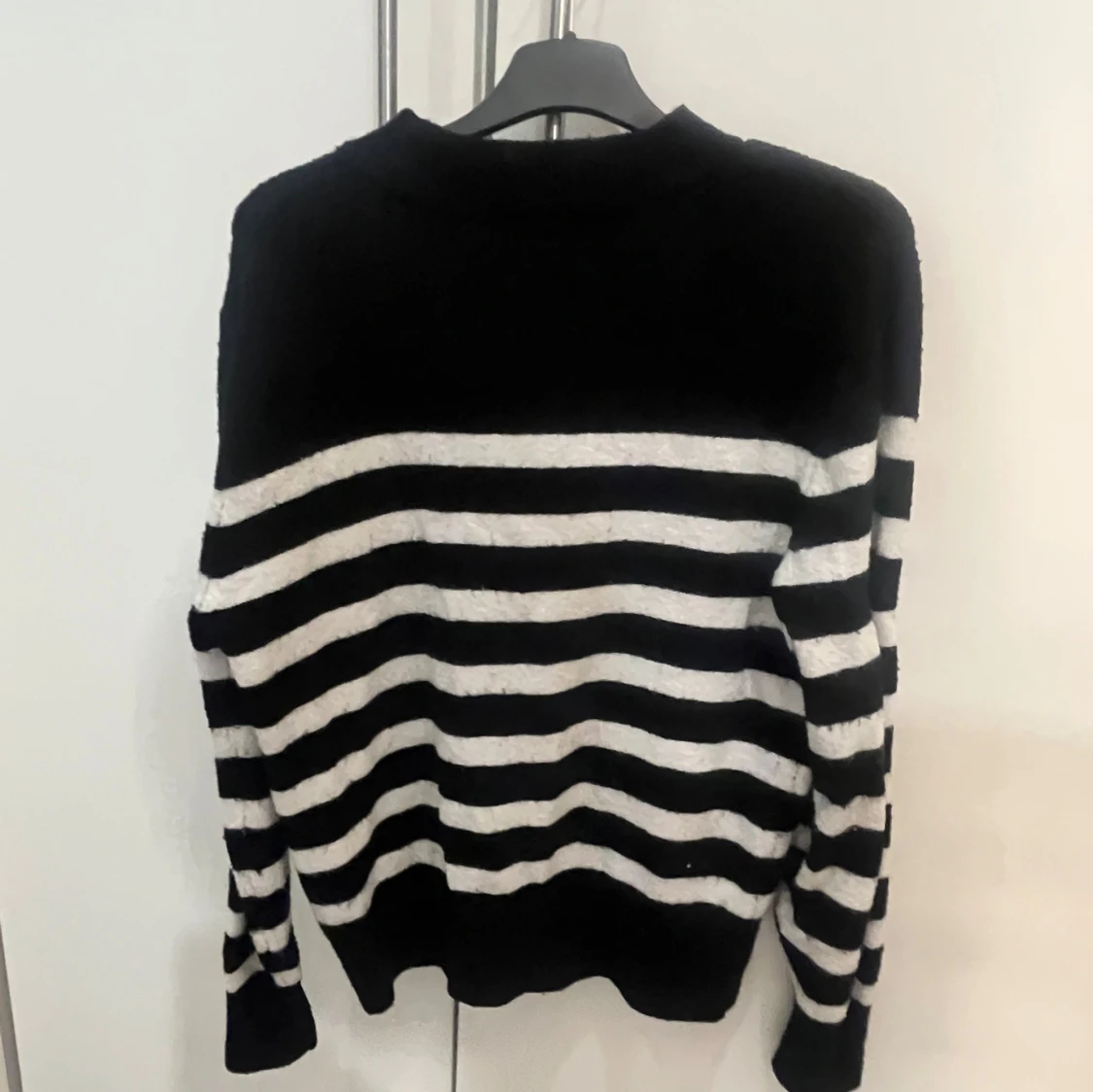 Svart och vit randig tröja