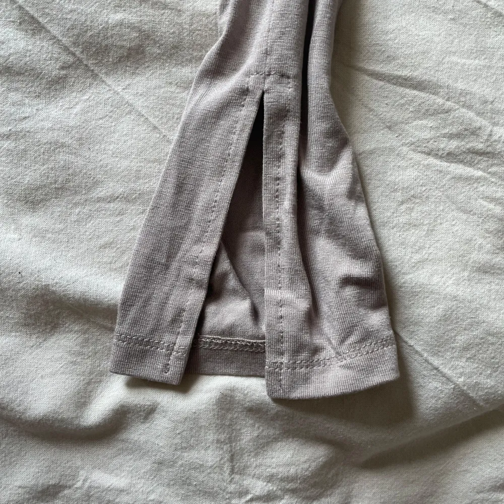 Beige långärmad topp från Gina Tricot. Neuletakit & Villapaidat.