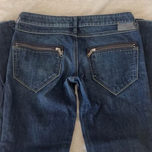Diesel Jeans  - Gööörsnygga lågmidjade jeans från Diesel med unika fickor! I storlek W30 L32 och är i straight passform. För små tyvärr så får inte på mig dom 🥲💞