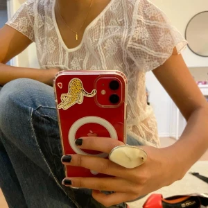 Vit spetsblus - Säljer en söt vit spetsblus med korta ärmar och v-ringning. Perfekt för en stilren och elegant look. Blusen har ett vackert spetsmönster som ger en romantisk känsla. Står ingen storlek eller märke på men skulle säga xs, super fin ❤️