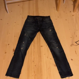 Jack and Jones - Säljer ett par riktigt feta Jack and Jones jeans i en riktig fet färg med slitningar. Skriv om du har några frågor eller funderingar!