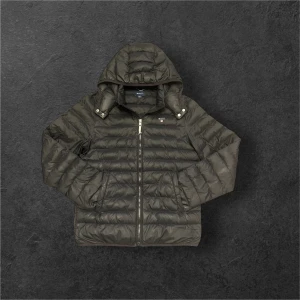 Gant jacka  - Svart gant jacka perfekt till våren. Defekterna är det som visas på bilderna! Storleken är 176 som motsvarar S 