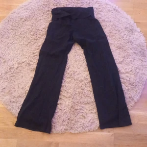 Svarta yoga pants - Säljer ett par svarta yoga pants i fint skick från hm, I storlek M. Inga synliga defekter eller fläckar vad jag kan hitta. Hör av er privat om fler frågor eller funderingar!💗💗