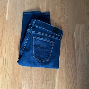 Replay Jeans - Snygga mörkblå jeans med klassisk femficksdesign och kontrastsömmar. Modellen är skinny med normal passform i midjan och smala ben hela vägen ner. Perfekta till vardags för en stilren look.