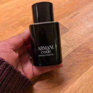 Armani Code Eau de Toilette herrparfym - Säljer en stilren svart flaska Armani Code Eau de Toilette. Parfymen har en elegant och maskulin design med rundade former och tydlig logga framtill. Perfekt för dig som gillar klassiska dofter. Original låda ingår