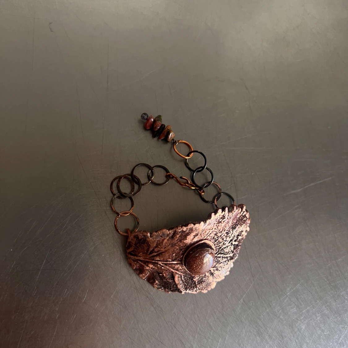 Handgjort armband med kopparlöv och sten - 2