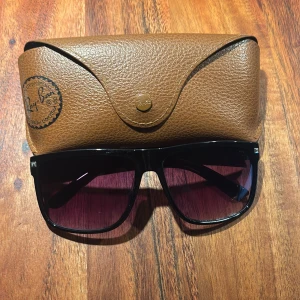 Rayban liknande solglasögon  - Säljer ett par Rayban liknande solglasögon | färg svart | rayban fodralet ingår inte | kommer packade i både en liten låda med glasögonfodral | bara att skriva för eventuella frågor | 😃