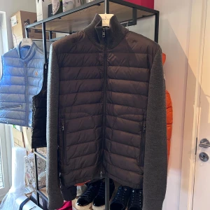 Moncler Cardigan  - Grå Moncler cardigan i nyskick, storlek XL passar M/L. Nypris 10.000, mitt pris 4600kr! Över 250 deals gjorda med massvis av refs att visa, bara att skriva vid frågor eller funderingar!
