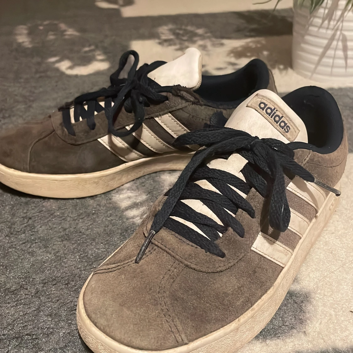 Adidas sneakers i grå mocka - 1