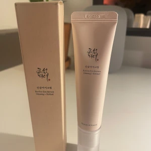 Revive Eye Serum Ginseng + Retinal - Revive Eye Serum från Beauty of Joseon med ginseng och retinal. Kommer i en tub på 30 ml med tillhörande kartong. Innehåller Panax Ginseng Root Extract 10% och Retinal Liposome 2%. Perfekt för att vårda huden runt ögonen men funkar också att använda i hela ansiktet som ett retinolserum.