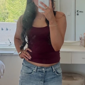 Vinröd linnetopp från Gina Tricot - Säljer en vinröd linnetopp från Gina Tricot, modellen Basics. Tunn och mjuk med smala axelband och rundad halsringning. Perfekt att styla till jeans eller kjol. Snygg och enkel bas i garderoben!