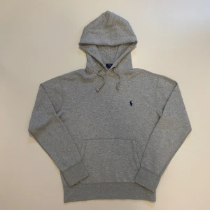 Grå Ralph Lauren hoodie Herr s - Grå Ralph Lauren hoodie (Storlek S) Mycket bra skick ||  Pris kan diskuteras ||  Skriv vid minsta fråga eller fundering💯🤝