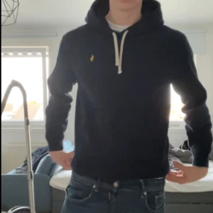 Ralph lauren hoodie - Tja! Säljer nu min eftertraktade hoodie från ralph lauren! Färgen är mörkblå och storleken är M men passar mer som en S. Priset är inte hugget i sten!