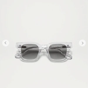 Chimis 04 clear - Snygga solglasögon med transparent båge och fyrkantig form. Glasen är mörktonade i grått och ger en modern look. Perfekta för dig som vill sticka ut med en stilren accessoar. Skriv för egna bilder, skriv innan köp!!❤️❤️❤️