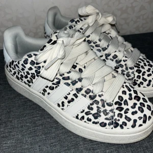 Grå adidas campus 00s leopard  - Säljer ett par Adidas Campus 00s som är äkta och nästan aldrig använda i jätte fint leopardmönster🤍🫧Perfekta för dig som vill sticka ut med ett djurmönster i din outfit!!!!!