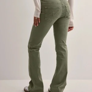 Nelly jeans - Någon som säljer dessa jeans i storlek S/M från nelly i bra skick och bra pris?💞                                Hör gärna av er isåfall💞💞