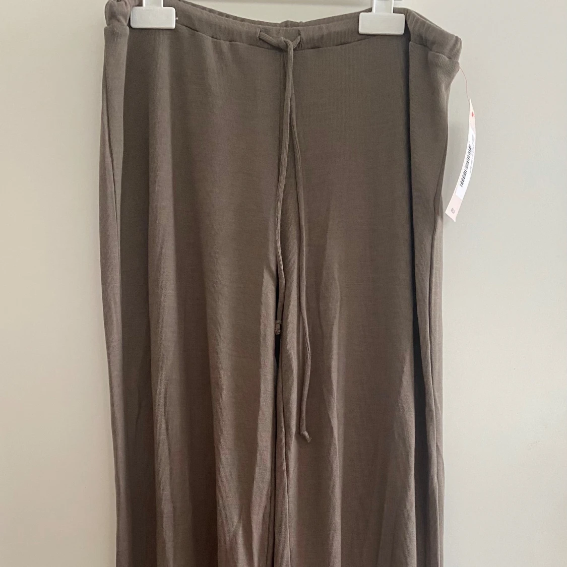 Byxor/mjukisar (my chill pants från Nelly) - 1