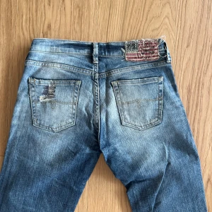 Ralph Lauren Polo Jeans company jeans - Ralph Lauren Polo Jeans company jeans i sliten look. Knappt använda. Står storlek 26/34 men de är uppsydda och har en innerbenslängd på ca 68 cm. Rökfritt hem.
