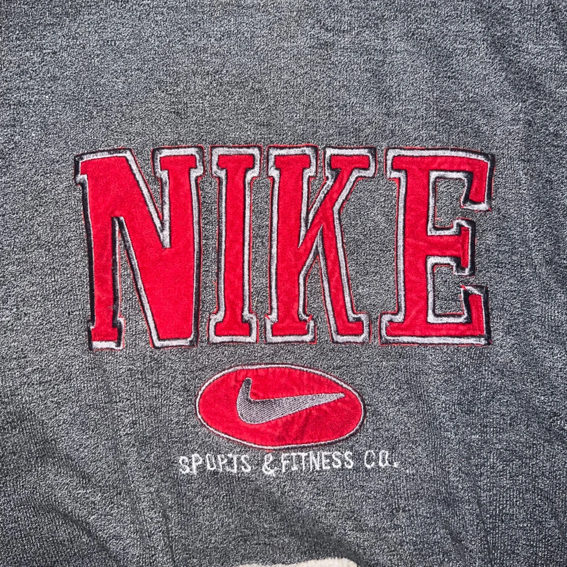 Grå croppad tröja från Nike - 1