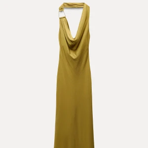 Olivgrön långklänning med draperad hals - Elegant olivgrön långklänning med en draperad hals och unik axelbandslös design. Perfekt för en utekväll. 