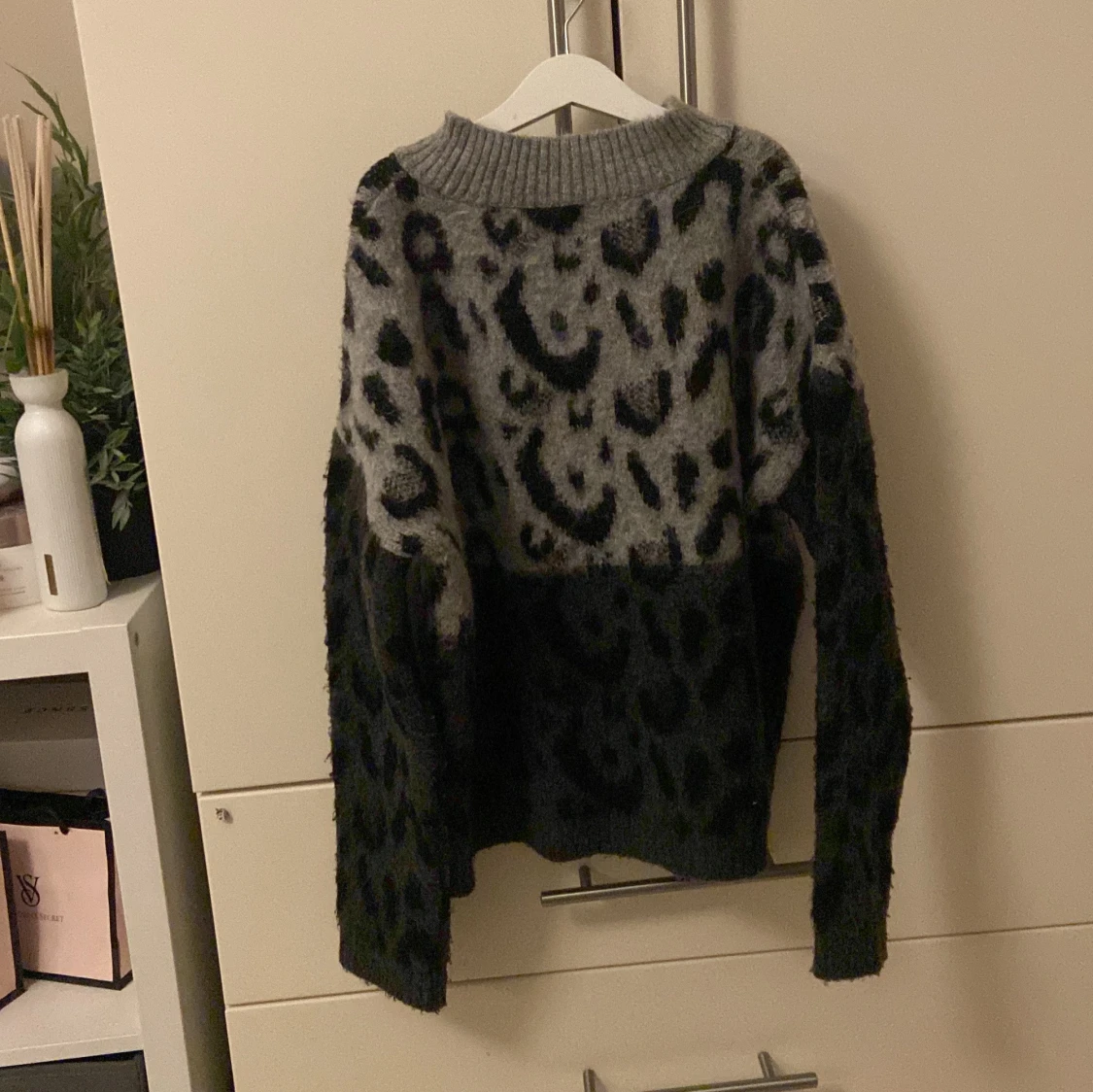 Grå och svart leopardmönstrad tröja - 3