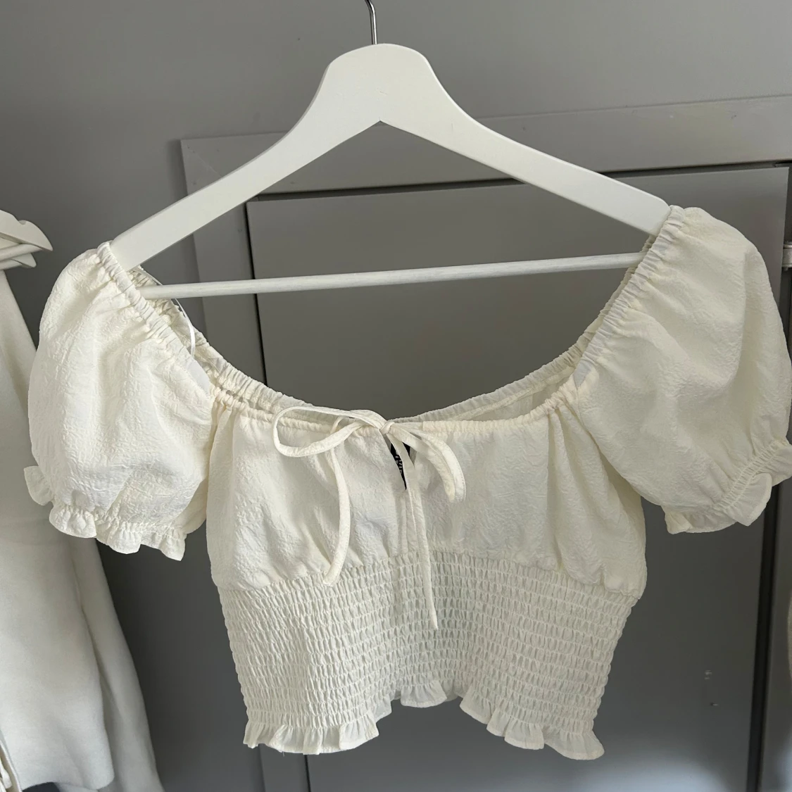 Vit croppad blus med puffärmar från H&M