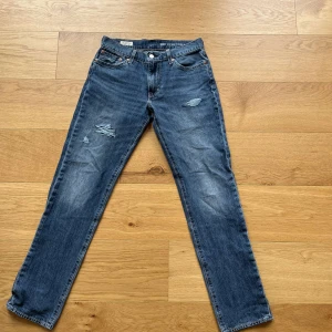 Levi's 511 jeans - Nu säljer vi ett par stilrena levis jeans i färgen blå Storlek 30/32 Skick 10/10 Vårt pris 199 kr  Designade av RetroRejeans. 