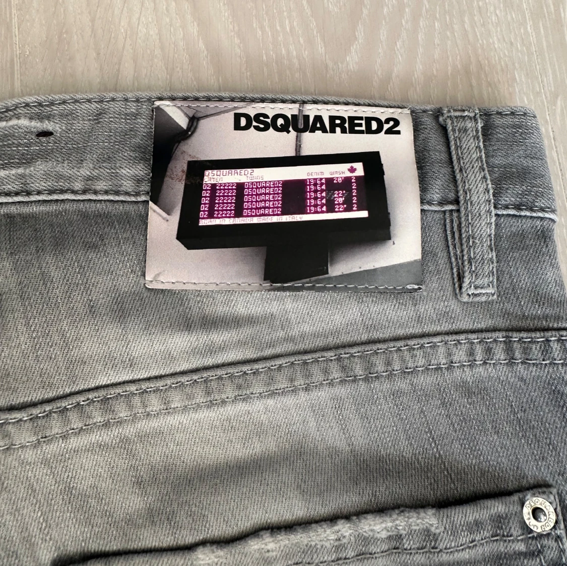 Grå jeans med slitningar och färgstänk från Dsquared2 - 3
