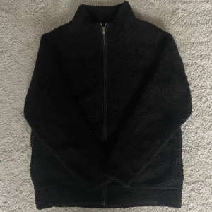 Teddy jacka🖤 - Super gosig svart teddy jacka från lager 157💕Har använts fåtal gånger🤍Strl 150 men passar XS. Priset går att diskutera!