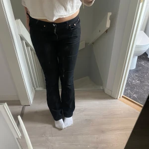 Svarta bootcut jeans - Så nice jeans med bootcut! Går både att klä upp och ner. Inga defekter💕
