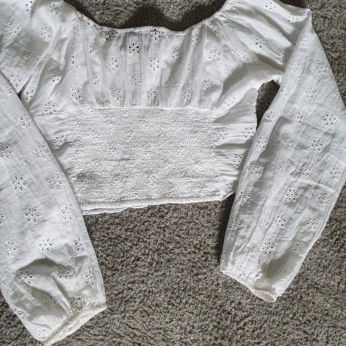 Vit blus med broderade blommor  - 3