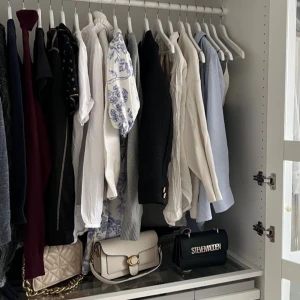 Mystery Bag - Skriv din storlek till mig samt om du har önskemål på vilka typer av plagg du vill ha så sätter jag ihop en mystery bag på 4 plagg💞 Värdet på påsen kommer överstiga 250kr💞