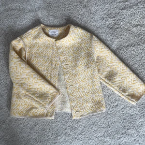 Vår jacka🌼 - Super söt jacka från Zara perfekt till vår/sommar🤍Knappt använd, passar XS 🌼Skriv för fler bilder! (Säljer för 50 kr då jag vill bli av med den💕)