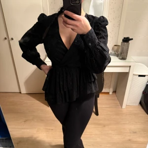 Svart blus från nakd - Snygg svart blus från NAKD med puffiga ärmar och volanger, samt v-ringning. Perfekt för både vardag och fest! Endast använd en gång och i mycket bra skick. Pris kan diskuteras 🌸 