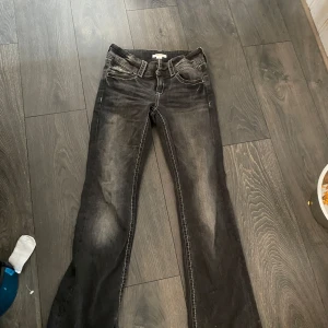 Svarta bootcut jeans från Gina Tricot - Säljer ett par svarta bootcut jeans från Gina Tricot. De har en snygg tvättad look och klassiska femficksdetaljer. Perfekta för en avslappnad stil. 🖤 storlek 158! 