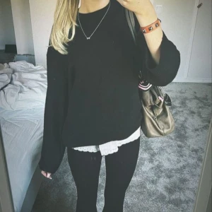 Svart stickad tröja/Czarny dziergany sweter - Klassisk svart stickad tröja som passar till allt. Använd tidigare men väl omhändertagen – fortfarande i bra skick utan fläckar eller hål. 