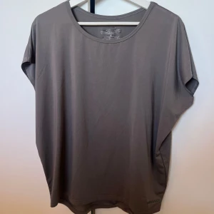 Tränings t-shirt  - Säljer en enkel tränings t-shirt med rund halsringning och korta ärmar. Perfekt för träning eller en avslappnad stil. Materialet känns mjukt och lätt mot huden.