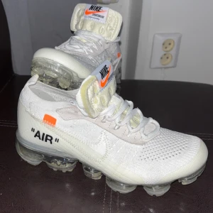 Nike off white vapormax - Säljer ett par Nike off white vapormax i storlek 37,5 men sitter som 38 använda runt 2 gånger nästan helt nya inga defekter. Hör av er vid fler funderingar 
