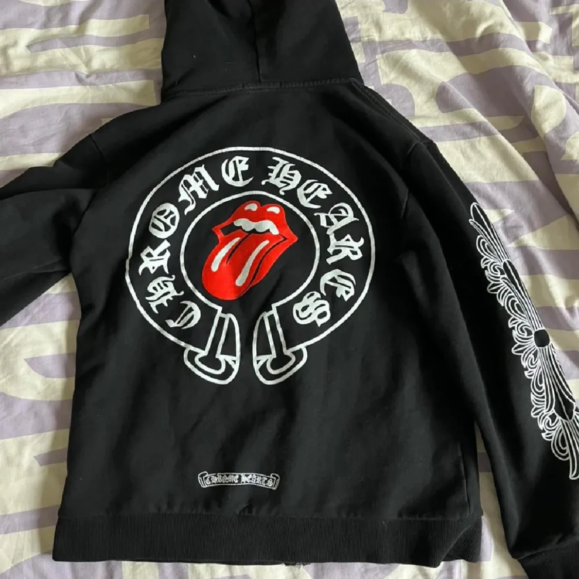 Svart hoodie med tryck från Chrome Hearts - 1