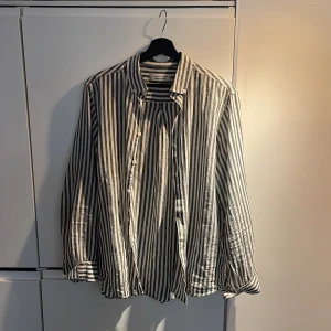 Linneskjorta  - Säljer nu denna Linneskjorta från Casual friday. Den är i väldigt fint skick. Blandningen är 55% lin. Hör av dig vid minsta fråga!