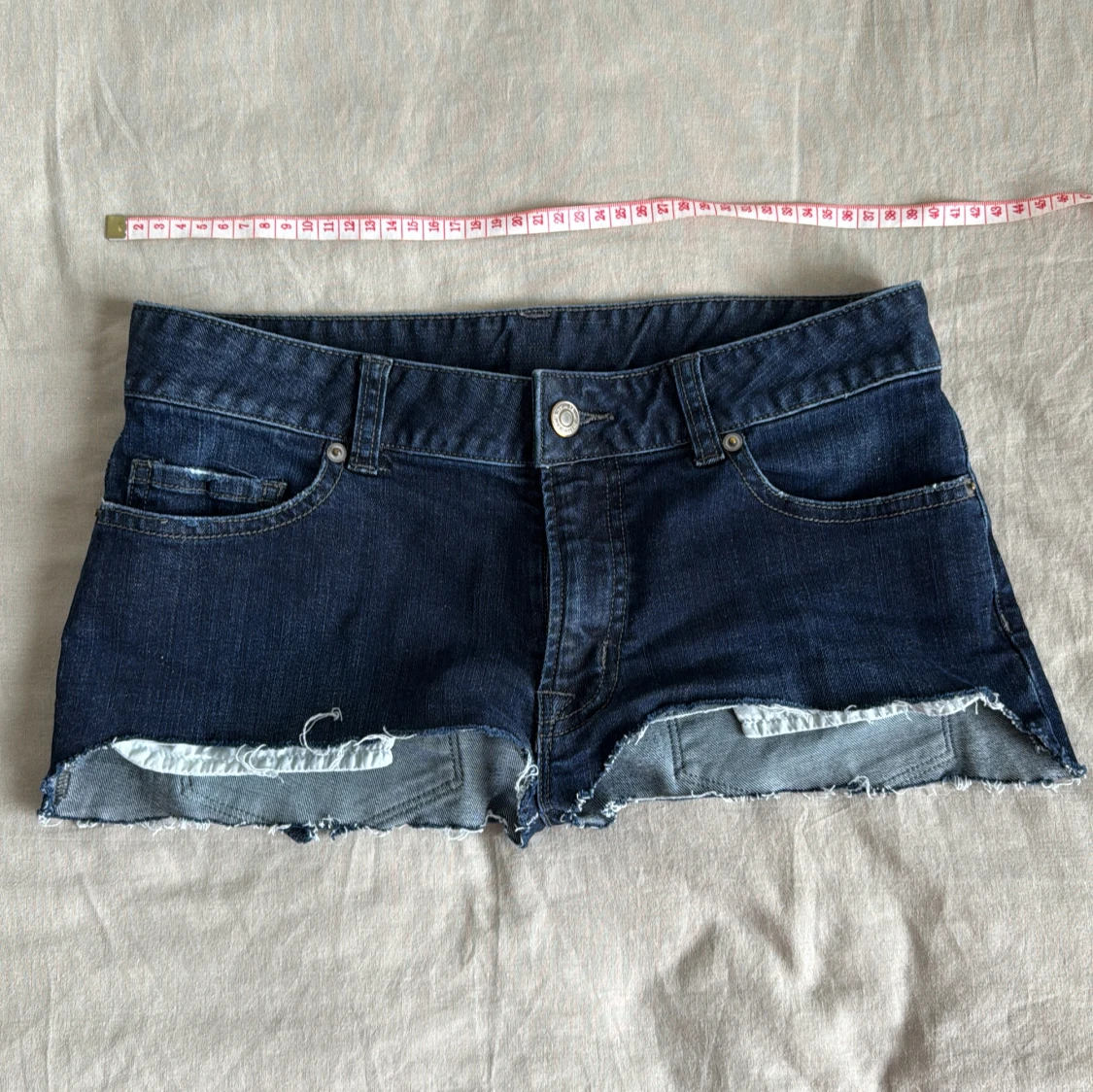 Mörkblå jeansshorts med fransig kant