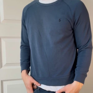 Ralph Lauren sweatshirt - 7/10 skick || lite annorlunda färg i mitten då  den är lite ljusare || Modellen är 180 cm och 72 kg || Kom med frågor! Rekommenderar för runt 165