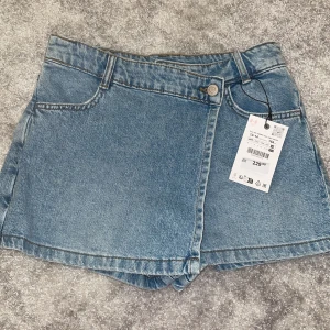  jeansshorts/jeanskjol från Zara - Jeanskjol med jeansshorts på insidan helt nya med lappen kvar, aldrig använt. storlek 164