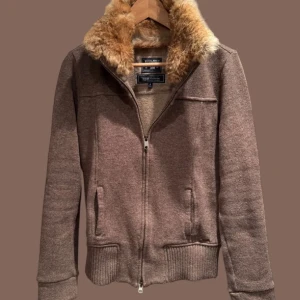 Woolrich Cardigan - Fet kofta från Woolrich med päls | Mycket fint skick! | Stolek = S | Färg = Mörkbrun | Pris = 2499kr🤝 | Nypris runt 6000kr | Tveka inte på att höra av dig vid frågor eller funderingar!