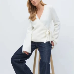 Vit omlottkofta med knyt - Säljer en supermjuk vit omlottkofta med knyt. Helt oanvänd och är i storlek S