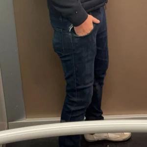 Replay anbass hyperflex jeans herr - Ett par mörkblåa replay jeans, i storlek 31/32 passar även 30/32. Köptes nya förra året för 1799kr men har kommit till användning några gånger. Mitt pris 649 kr priset kan sänkas vid snabbare affär❗️modellen alltså jag på bilderna är 181 och väger ungefär 74 kg❗️